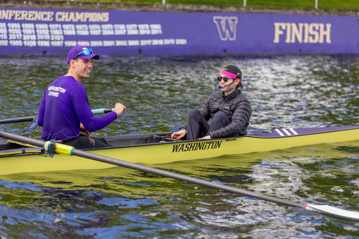 Actor Luke Slattery, who portrayed @UW_Rowing coxswain Bobby Mooch in the movie The Boys in the Boat, was out on Lake Washington this morning taking his turn in the coxswain seat with the UW first varsity. @UWAthletics @WindermereCup #BoysInTheBoat #RowingU #LukeSlattery