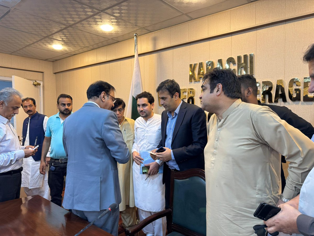 RehanBandukda's tweet photo. On May 2nd, Rehan Bandukda, MPA for PS 110, convened with Engr. Asadullah Khan, COO of KWSB, and his team at the Karachi Water and Sewerage Board to address pressing community concerns. The primary issue highlighted was the decline in water supply to Clifton Blocks and various... https://t.co/Ao11cxm9mj