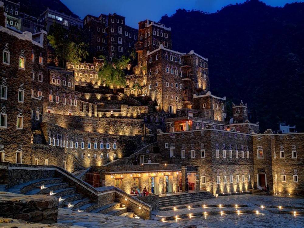 ثقافتها تهوّل ..
طبيعتها تهوّل ..
جبالها تهوّل ..
أجواءها تهوّل ..
#عسير_تهوّل