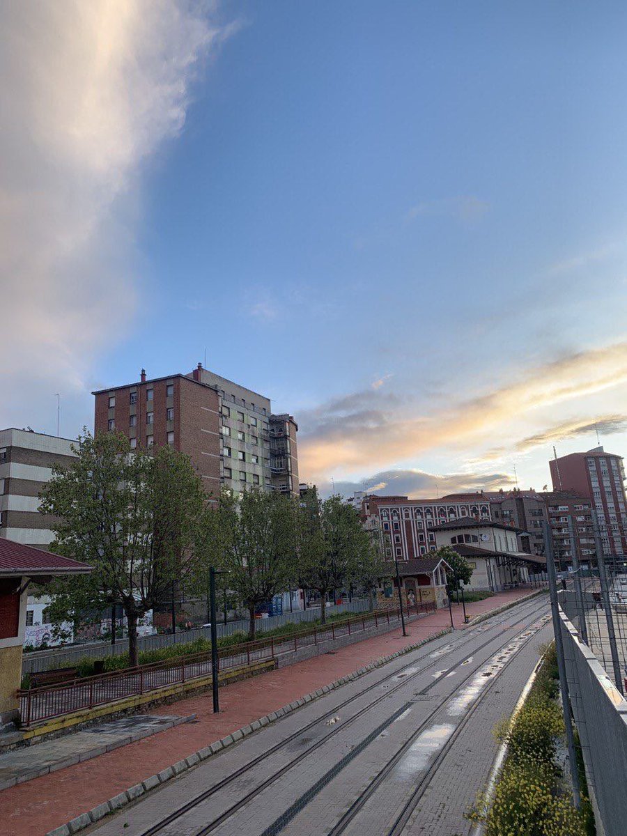 Con el trazado de Feve y la estación de Matallana os dejamos nuestra imagen de ciudad para dar las #BuenasNoches🌏 desde #Leonesp #Felizdescanso💫 #AyuntamientodeLeón #LeónEspaña