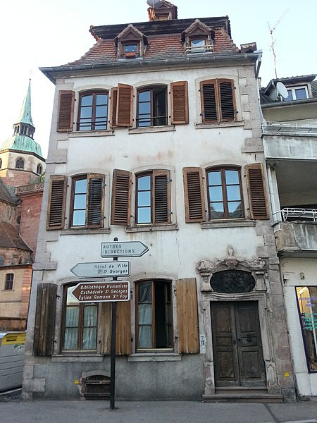 Maison à #Sélestat (#BasRhin) Construction 2e quart XVIIIe siècle. Porte sur rue (vantaux et impostes compris) : inscription par arrêté du 21 avril 1934.
Suite 👉 monumentum.fr/monument-histo…
#Patrimoine #MonumentHistorique