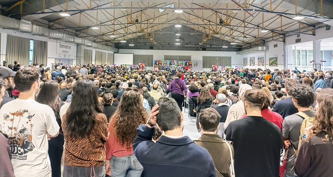 🔥 Salle comble ce soir à Venissieux pour la réunion publique de l'#UnionPopulaire avec @RimaHas, @MathildePanot, Idir Bourmetit, @AK_Lahmar et @BelouassaAnais.

✅ Malgré les injures, malgré les tentatives de censure : la dynamique est là.

✅ Le 9 juin, allez voter et…