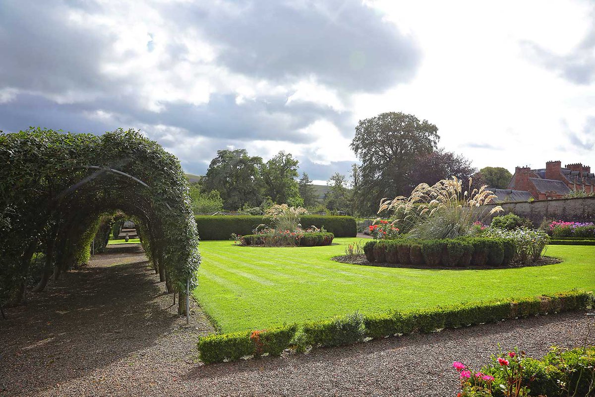 In what is #NationalGardenWeek we love the excuse to show off our wonderful gardens at Cringletie which managed with the expert care of Head Gardener Mark Bain.

cringletie.com/gardens

#walledgarden #naturetrail #countryestate