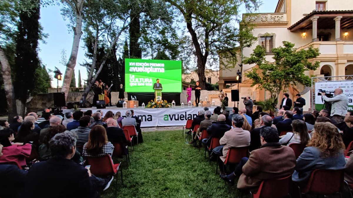 avpluma's tweet photo. 📚El #PremioAVP de las Letras 2024 es para el novelista @_LuisRoso 

"Si de algo estoy orgulloso es de haber puesto la Sierra de Gata en el mapa cultural de España"

#PremiosAVP2024 #avuelapluma #caceres #novela #letras https://t.co/3aRZSJILTp