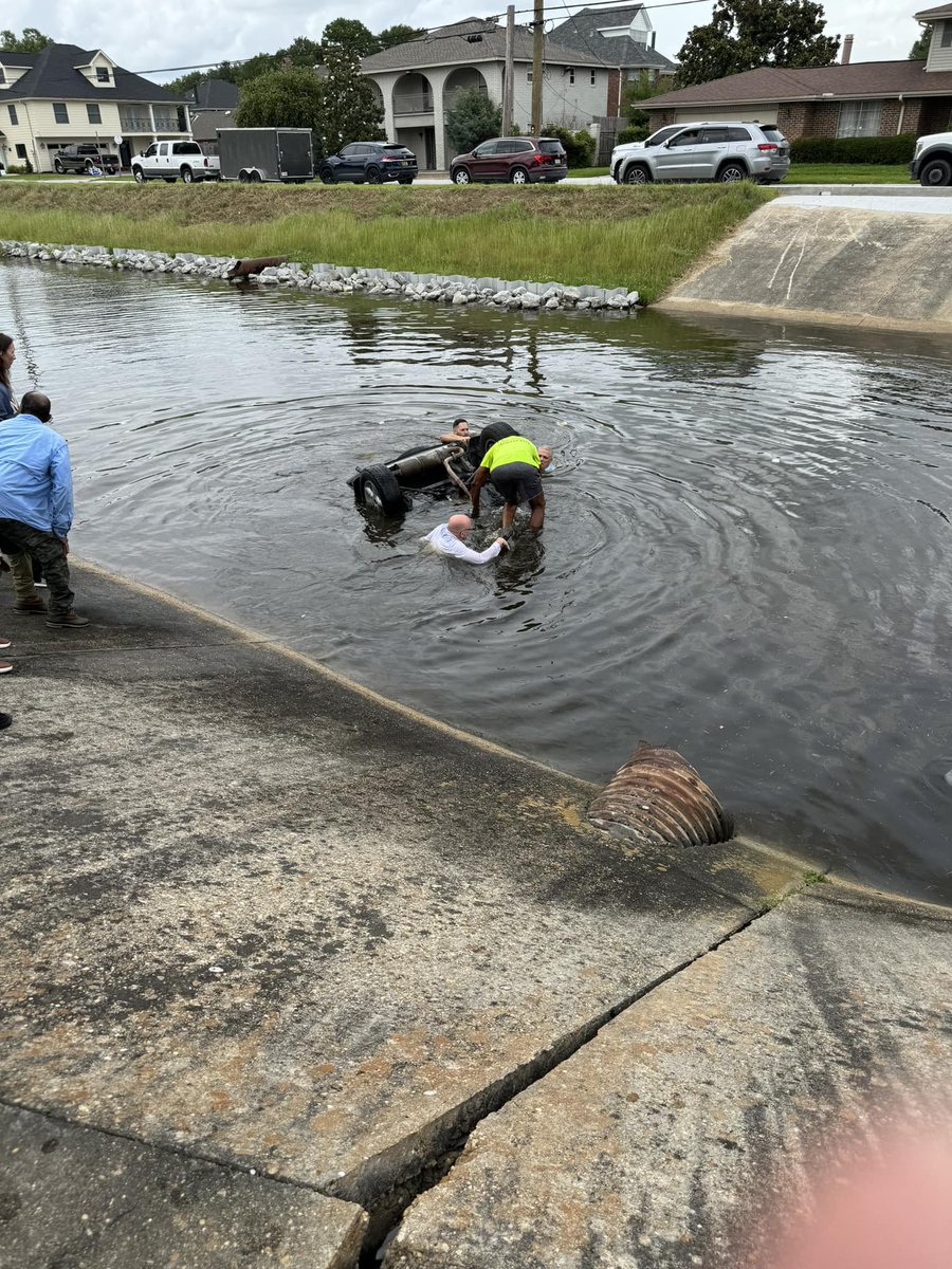 Please say a prayer and avoid West Esplanade near Cleary by St Clement. A car went into the canal. Brave bystanders jumped in to pull 2 people from the car. One is being transported to EJGH. 🙏