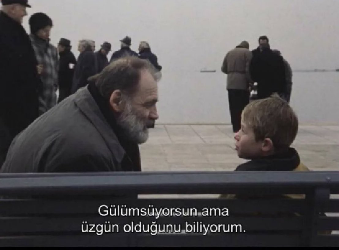 “Gülümsüyorsun ama üzgün olduğunu biliyorum..”

 (Sonsuzluk Bir Gün)