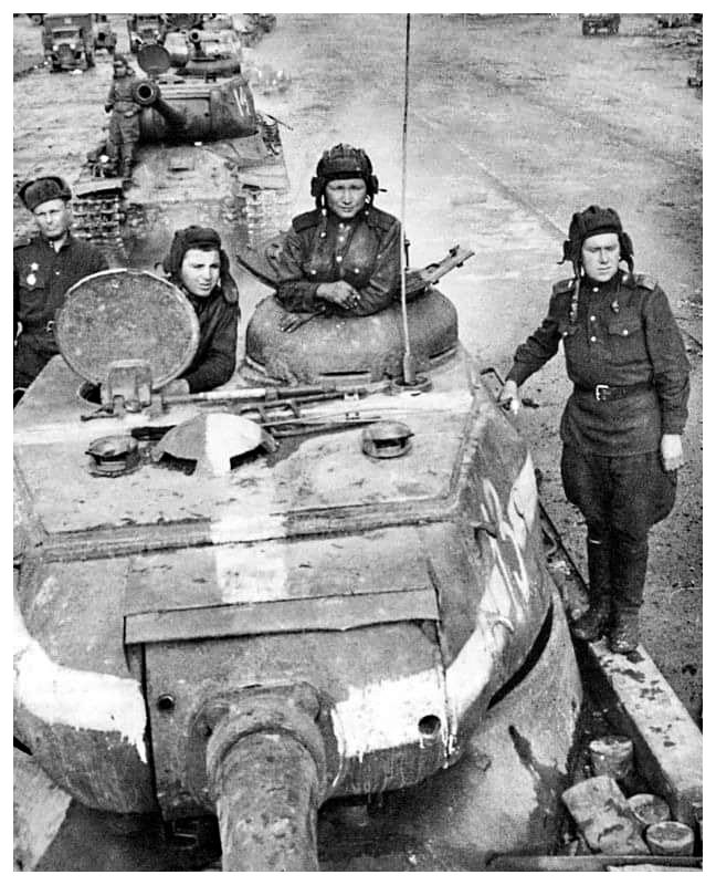 Vehículos blindados IS-2 del Ejército Soviético. Calle Unter den linden. Berlín,Alemania.1 de Mayo de 1945.Frente del Este.