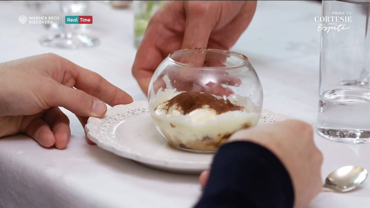 il dolce della seconda coppia

roberto: non troppo convinto da questa rivisitazione del tiramisù con gli avanzi del panettone
csaba: cucchiaino piccolo sbagliato
tommaso: bocciatissimo!

#cortesiepergliospiti