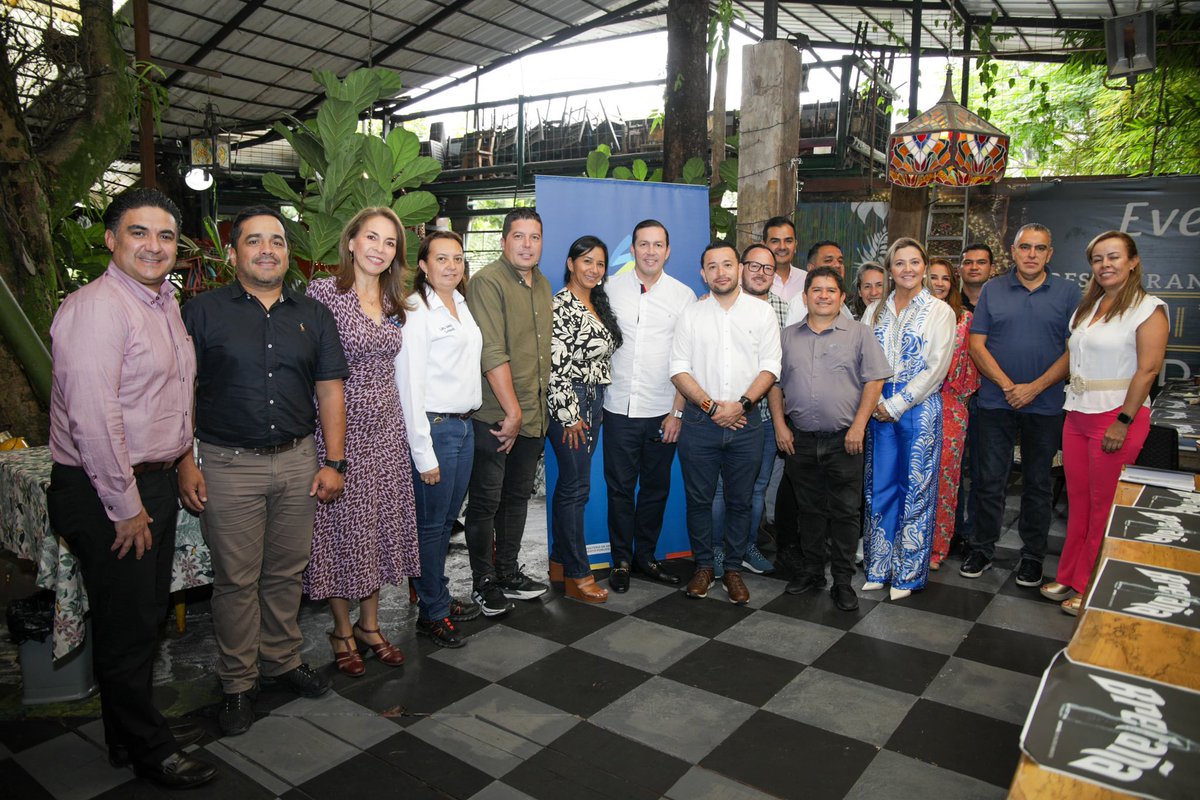 juancamunizp's tweet photo. Hoy llegué a #Armenia para conversar con alcaldes y delegados de los 12 municipios de #Quindío, en una nueva jornada de #TransformandoRegiones. Exploramos las alternativas de financiación y asistencia técnica para apoyar proyectos en sectores prioritarios para los habitantes de la región, tales como desarrollo urbano y #vivienda, #energía, #salud y #educación.