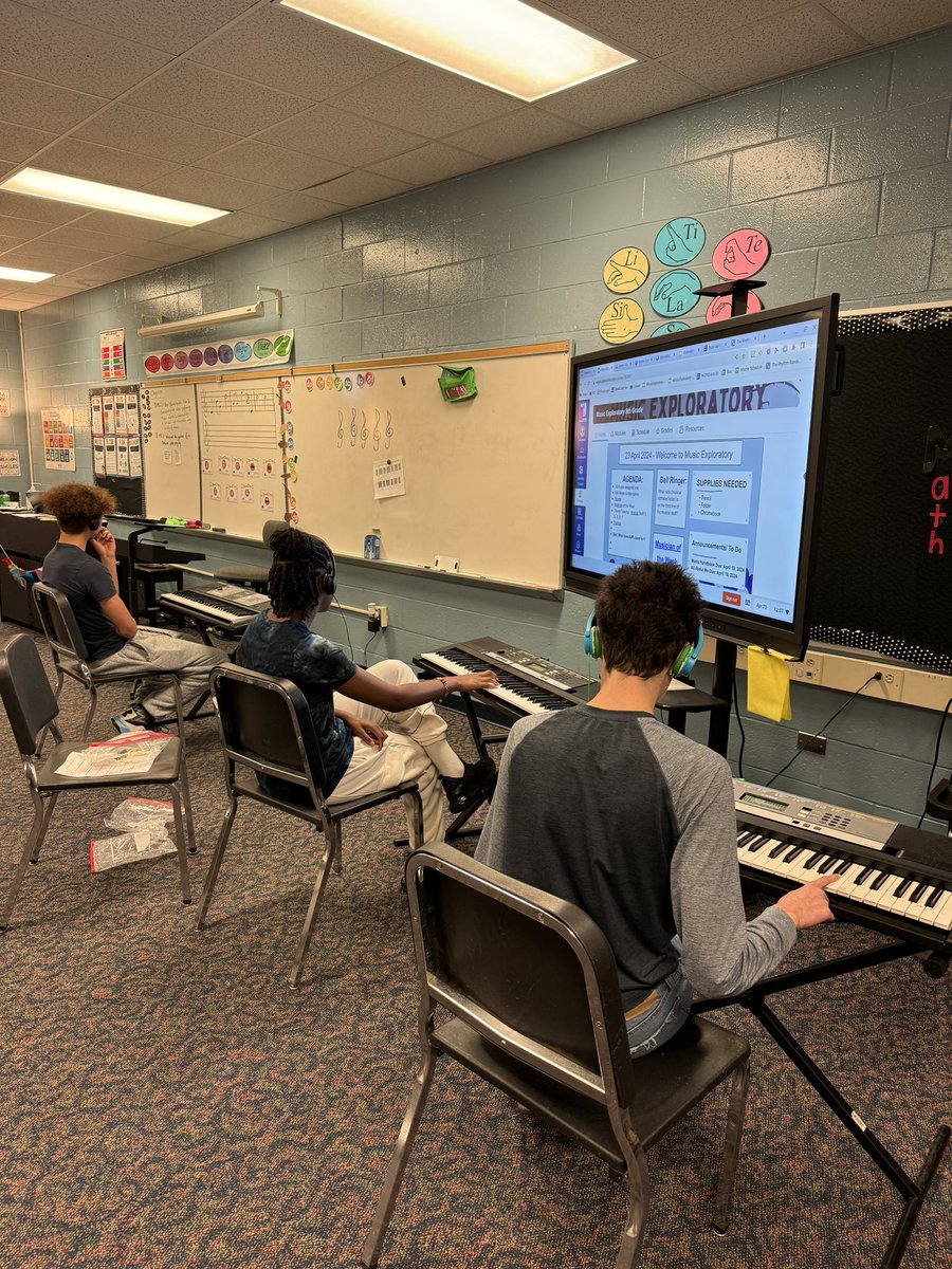 Our @oberlinmiddle music exploratory students have been learning about the musical staff, notation, and rhythm. Now it’s time to apply what they’ve learned on the keyboards!! 🎼🎵🎹 @WCPSS_Arts