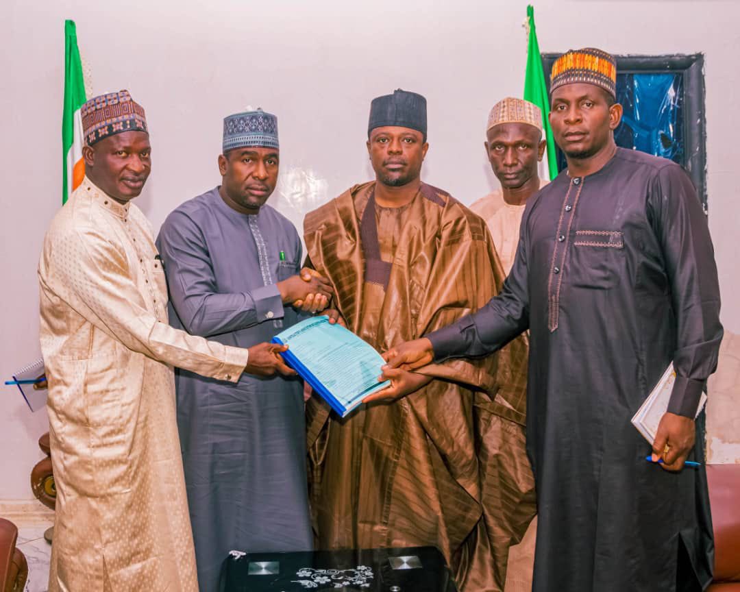 Earlier today, The Contractors Association, Kaduna State Chapter, led by Alhaji Ahmad Hussaini Baba and Malam Shuaibu Abubakar, paid a courtesy visit to Rt. Hon. Yusuf Dahiru Liman, Honorable Speaker, Kaduna State House of Assembly. The meeting focused on addressing outstanding