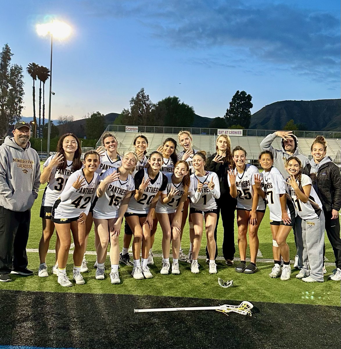 BIG CATS WIN FOURTH STRAIGHT LEAGUE TITLE Team feature on the Newbury Park High girls' lacrosse squad. Marmonte League champs open CIF playoffs tonight at home. Photo courtesy of Savannah Sutherland. My article in this week's T.O. Acorn: toacorn.com/articles/big-c…