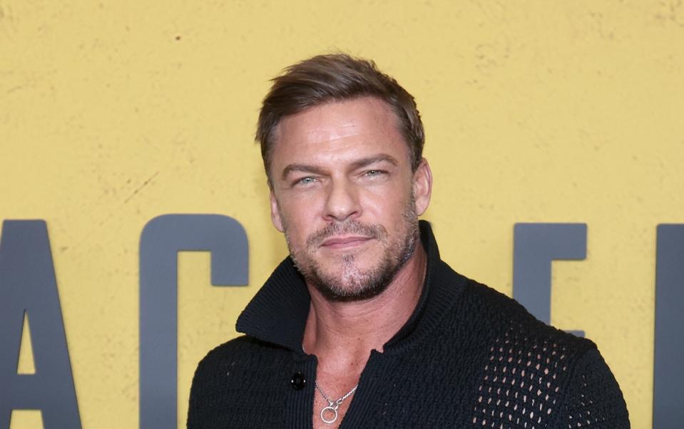 Nina7Infinity's tweet photo. Alan Ritchson and Winston Duke have both expressed interest in wanting to play Batman.
Who do you think should get it? 🦇 https://t.co/X3t5xtJCbW