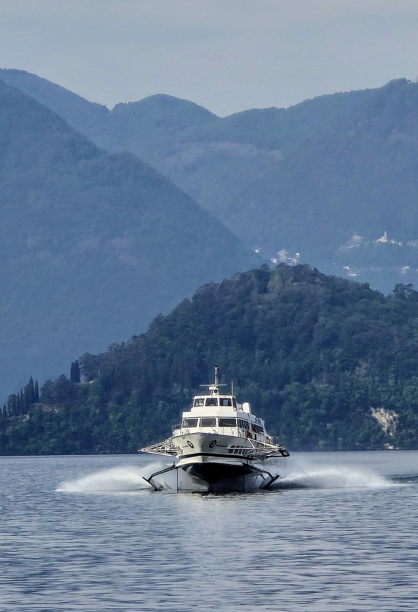 They still operate hydrafoils as a fast ferry on Lake Como. I remember as a young lad catching the hydrofoil across Sydney Harbour. They ceased service in 1991. Great boats.