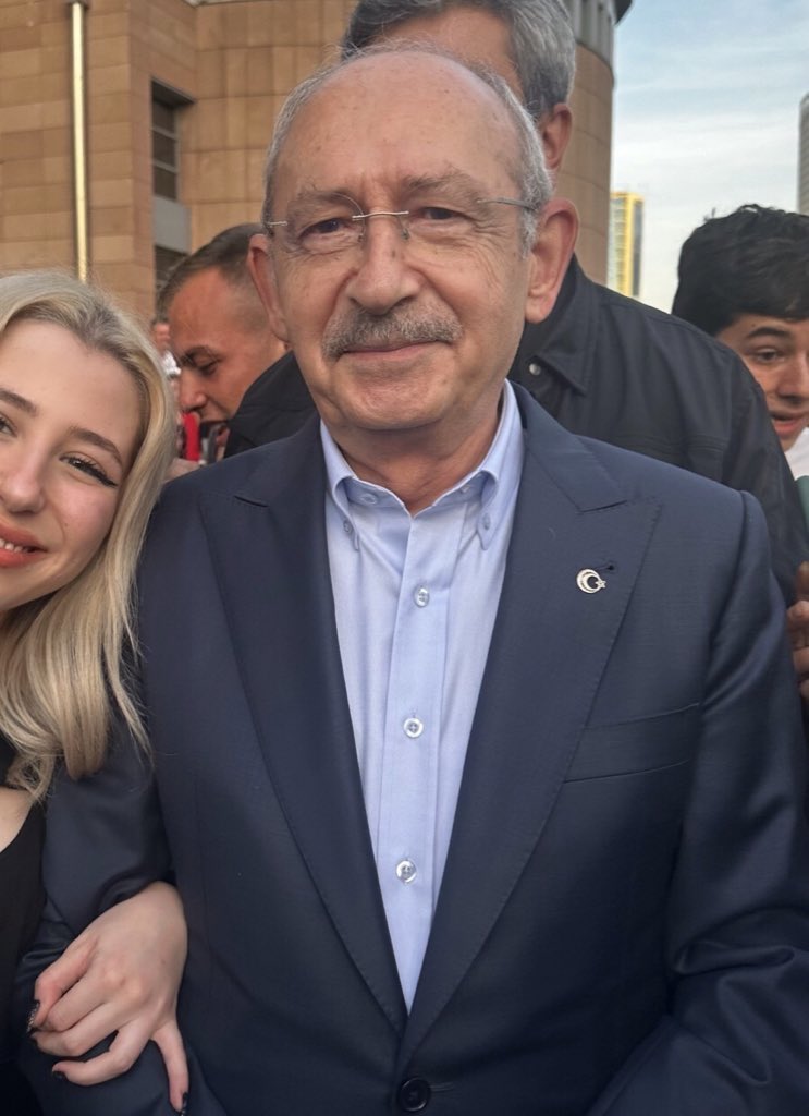 Eğer zalim ısrarla zulmüne devam ediyorsa bil ki sonu yakındır. Eğer mazlum ısrarla direniyorsa bilki zafer yakındır.
Hz. Ali @kilicdarogluk ❤️