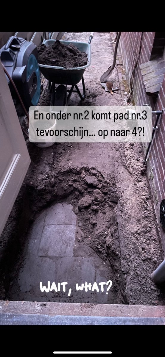 Meedoen met #NKtegelwippen en dan na 48m2 tegels verwijderd laag 2 eronder tegen komen… en daarna laag 3! Als we die ook tellen wint #zwolle sowieso! 😂 Kan echt alleen in #assendorp dit.  #bizar