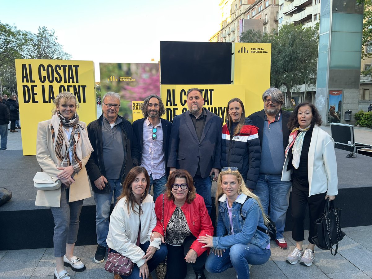 La plaça de la Llibertat de #Reus plena de gom a gom a l’acte d’@Esquerra_ERC on un cop més explicant els valors republicans ,i el compromís amb el país i la seva gent. Amb @Esquerra_ERC #GuanyaCatalunya