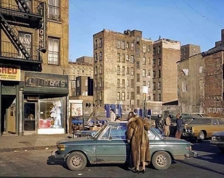 USA 🇺🇸 NYC scene de 'Fort Apache the Bronx'. Houston Street derriere Ave C & D, 1980