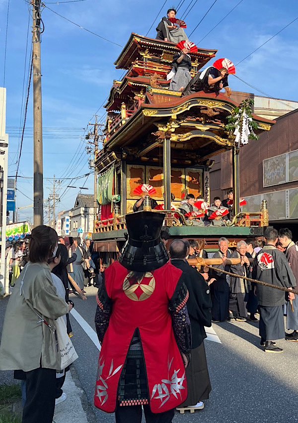 垂井町で出会った少年との約束『ぼく曳軕の舞台に上がるからみにきてね！』嬉しそうに語る少年の顔が忘れられぬ…ならば儂は行く！母上様と少年の晴れの舞台を見守りました。あっぱれ✨少年よ❣️

#誰かのための居場所になる
#垂井町 #垂井曳軕まつり
#赤いはんべえ #竹中半兵衛