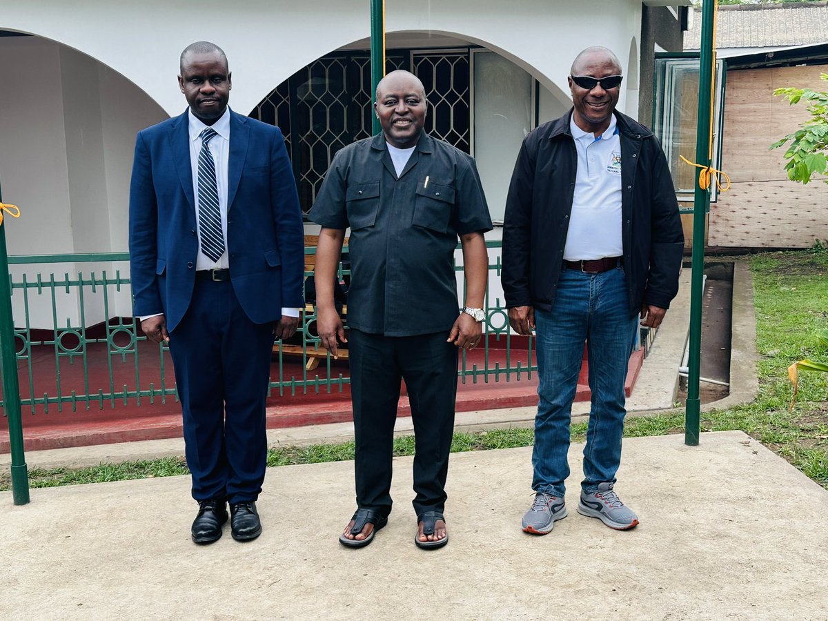 This evening in company of my elder brother Hon minister Kabyanga Godfrey Baluku,Gen @mkainerugaba ’s PLU cordinator we paid a courtesy visit to His Majesty the king of Rwenzururu charles wesley mumbere at his palace in kasese. I thank His Majesty for the warm reception. Long…