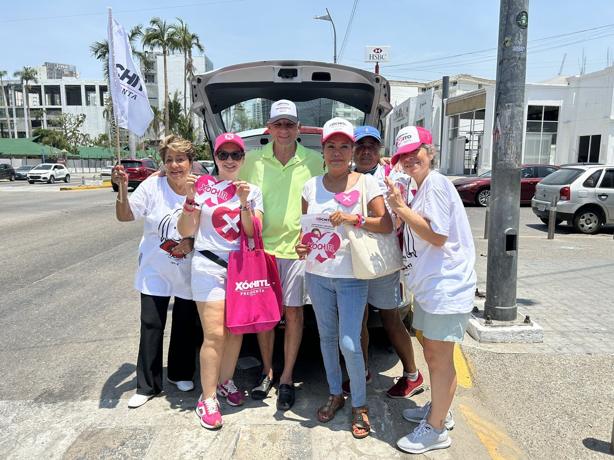 Un pequeño grupo de amigas se organizaron y me invitaron para cooperar en calcomanías, gorras y playeras para promocionar a @XochitlGalvez ¿Y ahora qué hacemos? -pues a repartir a la calle. 🤣