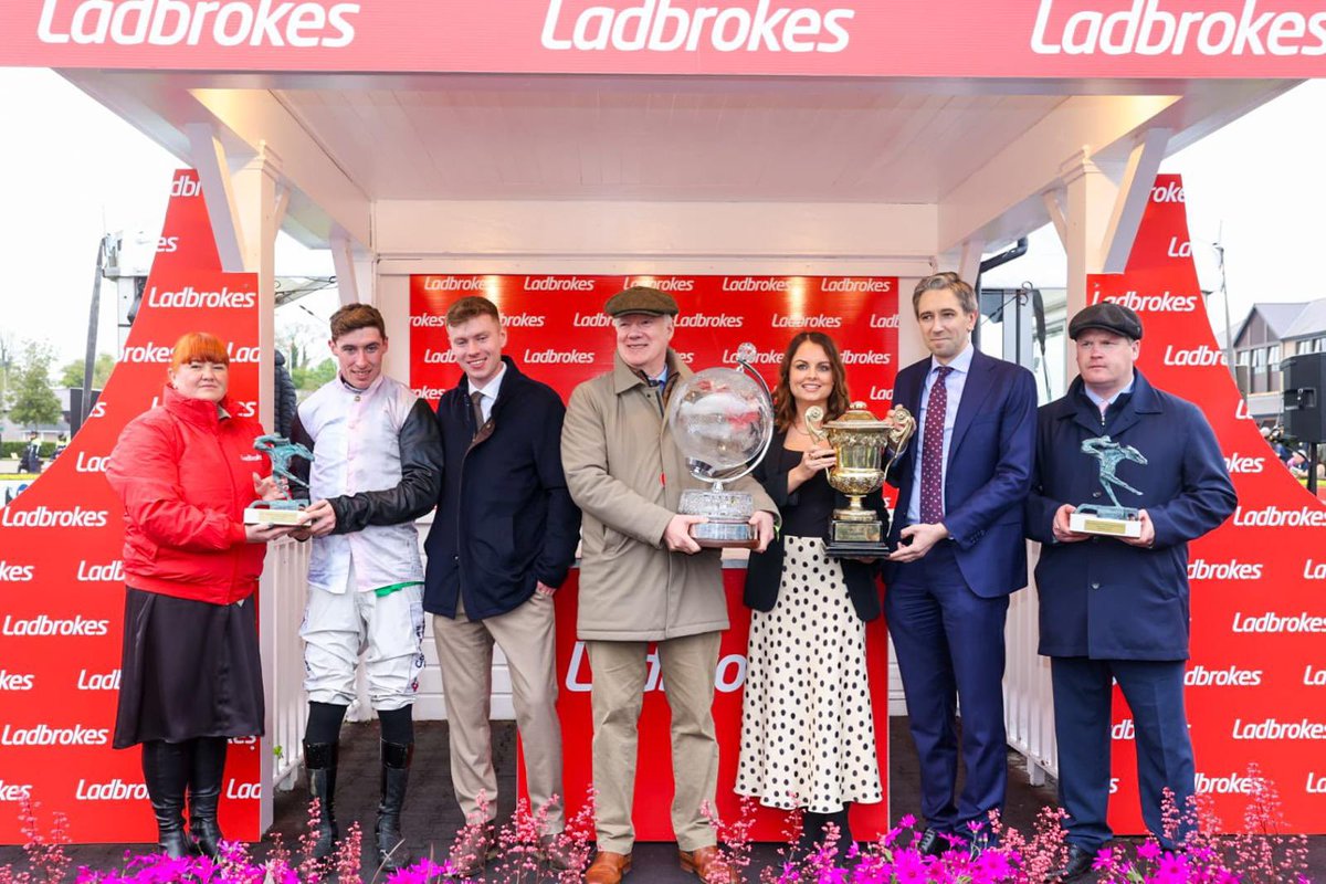 Taoiseach @SimonHarrisTD joined us to present the @Ladbrokes Champion Stayers Hurdle to the Teahupoo team! Another fab day @punchestownrace 🐴