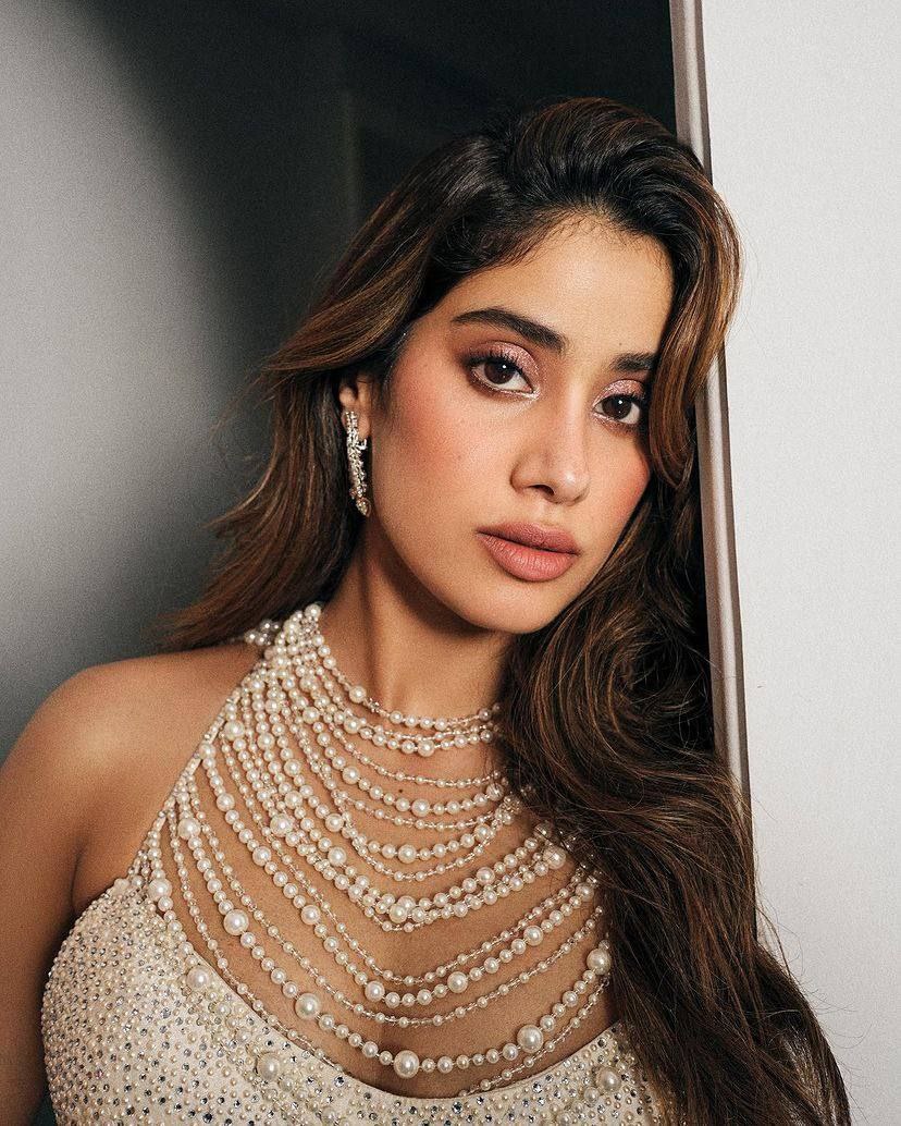 Stunning🥵🥵 Seductive princess with pearls @im_JhanviKapoor tempting🤤 with here cutest look #Aranmanai4 #RaashiKhanna #TamannaahBhatia #JanhviKapoor