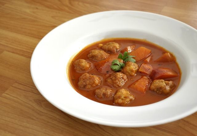 Meatball soup full of vegetables, is an easy one pot meal that's a healthy diet habit! Soup simplifies life, makes great lunches, and helps with weight control or weight loss!

healthy-diet-habits.com/meatball-soup.…

#MeatballSoup #Soup #Meatballs #SoupRecipe #ItalianSoup #WeightLoss #Dinner