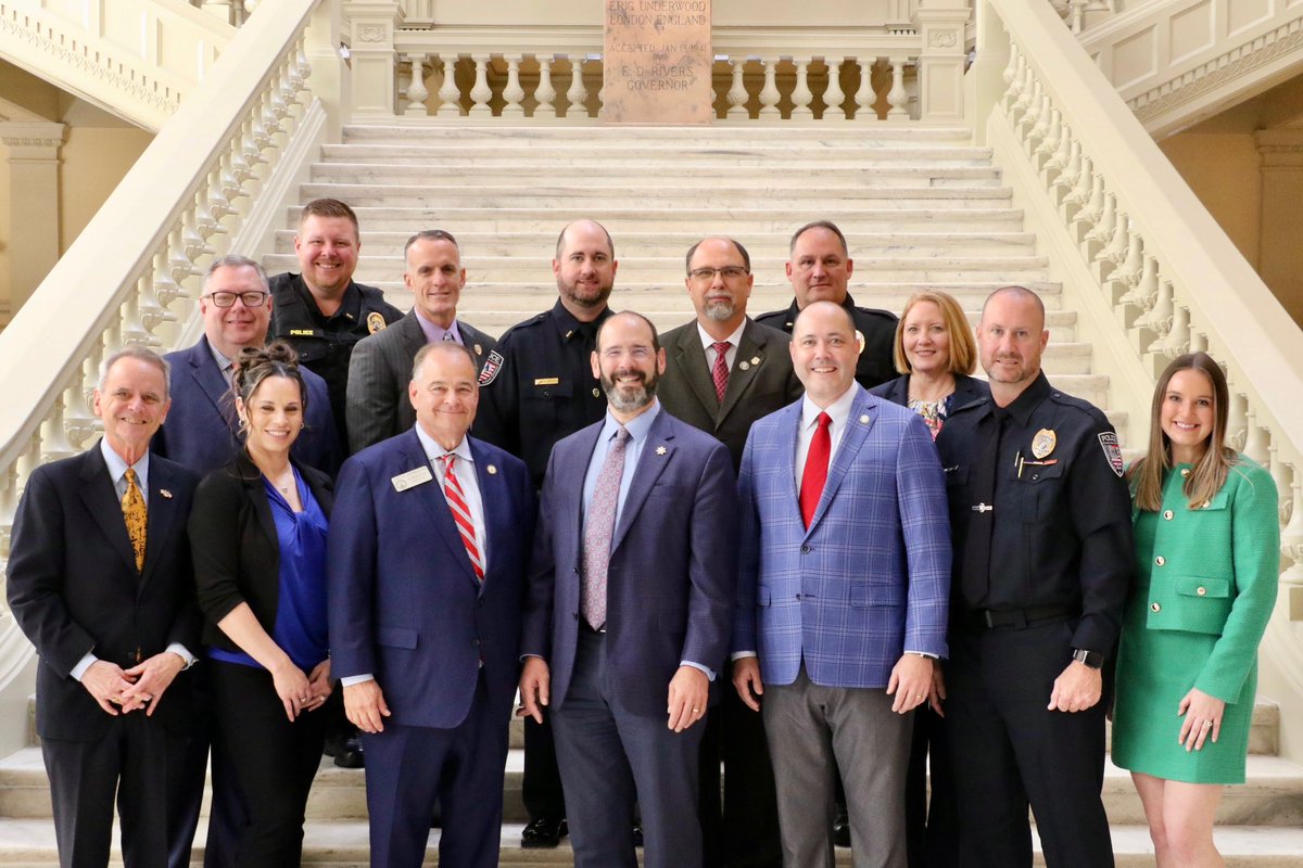 Today we joined @GovKemp, Rep. Devan Seabaugh, & men & women in law enforcement for the signing of SB 517 - a new law to help officers do their jobs every day. When they keep us safe, we don’t need them worrying about frivolous lawsuits or politically-motivated prosecutions.