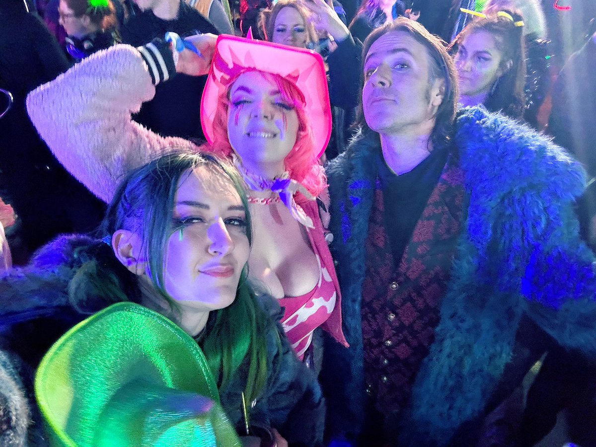 PookieCosplay's tweet image. A top moment at #neotropolis was when I was dancing my lil heart out and someone from the pit slams into me and sent me flyin, I woulda landed square in the dirt if a kind stranger didn’t catch me, and it was freakin @matthewmercer ! Thanks for save dude! And for groovin with us!