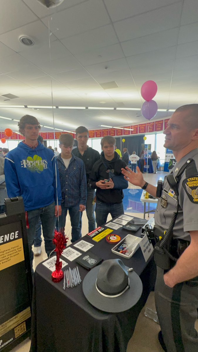 Last week, our Fremont Post participated in the Sandusky County HS Student Job Fair. Students from surrounding schools also attended, & had the opportunity to learn about how to #JoinOSHP. Sgt. Davis and Disp. Sup. Bowling even put students to the test with a push up challenge.💪