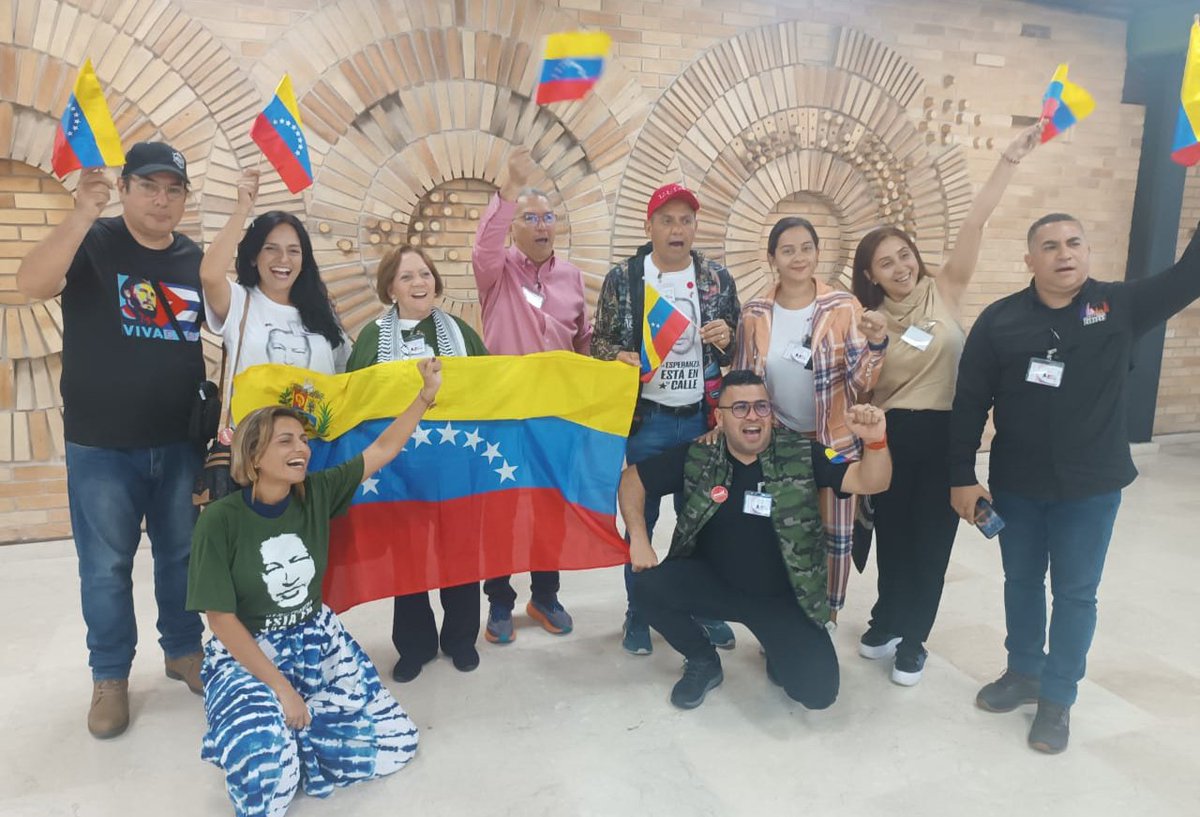 El Coordinador del Movimiento de Amistad y Solidaridad Mutua Venezuela-Cuba, en nombre de la delegación venezolana hace lectura de la DECLARACIÓN POR LA PAZ Y LA SOBERANÍA DE LOS PUEBLOS en el Encuentro Internacional de Solidaridad con Cuba y Contra el Imperialismo. @DiazCanelB