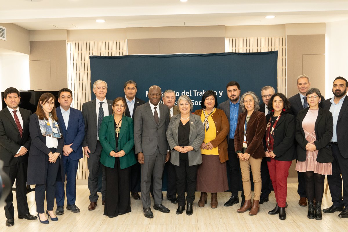 Director General de la OIT, @GilbertFHoungbo, resalta la importancia de la #JusticiaSocial durante su primera visita a #Chile Durante su misión, se reunió con representantes de gobierno, organizaciones de empleadores y de trabajadores. Nota completa: ilo.org/es/resource/ne…