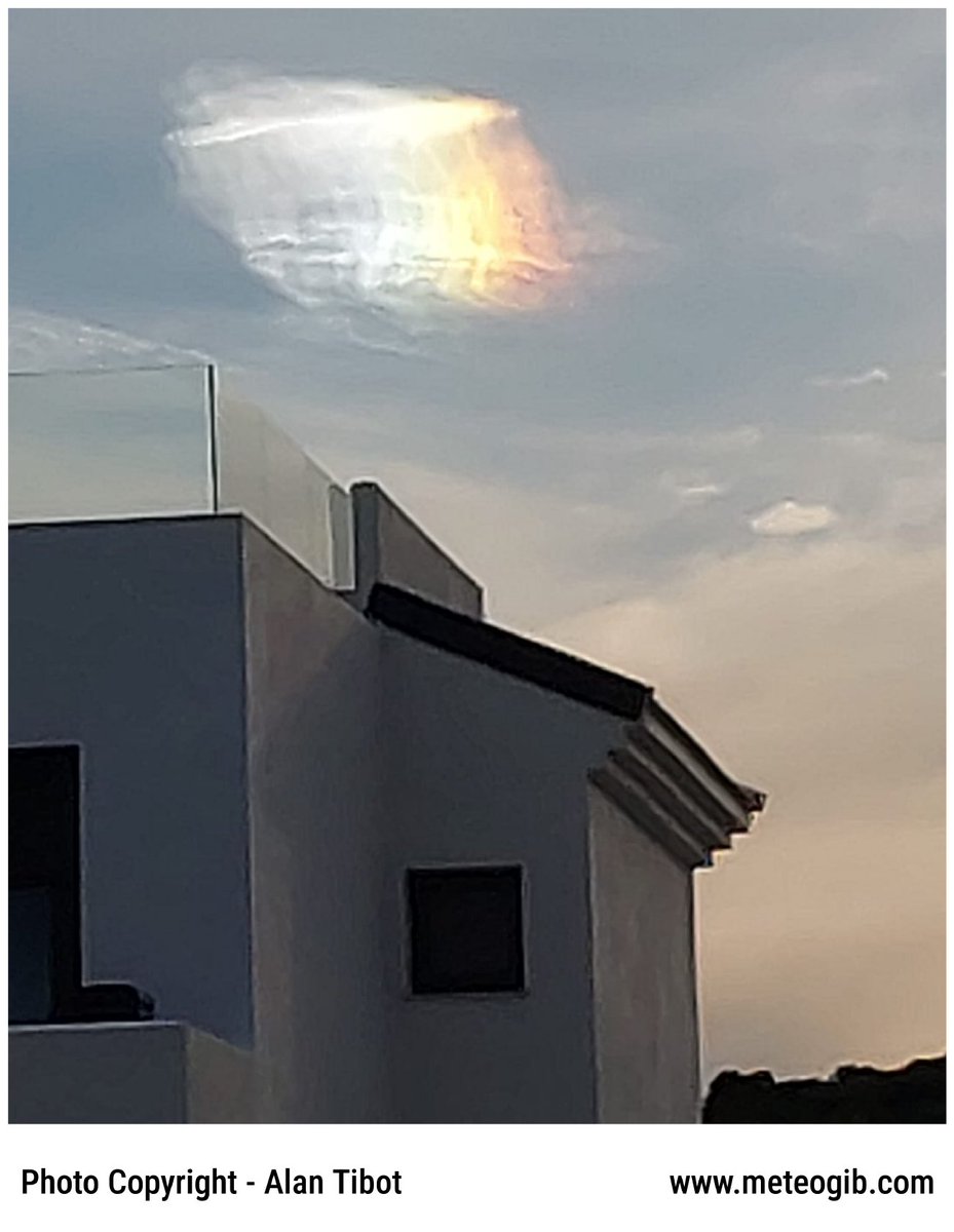 Another weather phenomenon generated by those high cirrus clouds today, with this gorgeous left #sundog #parhelion captured by MeteoGib follower Alan Tibot, looking West from #Estepona - 02/05 #Meteorology