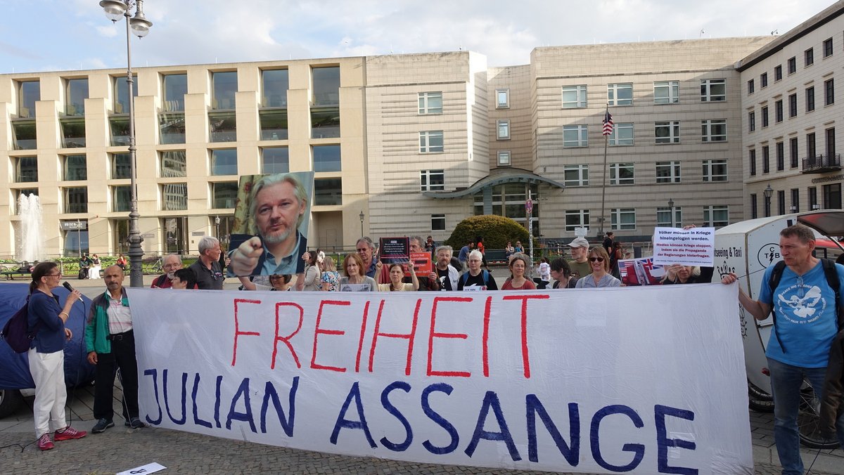 Heute, am #TagDerPressefreiheit-1 Sprechchor #FreeAssangeBerlin vor der #US_Botschaft 'Nur wenn #JulianAssange frei ist, sind wir alle frei!'