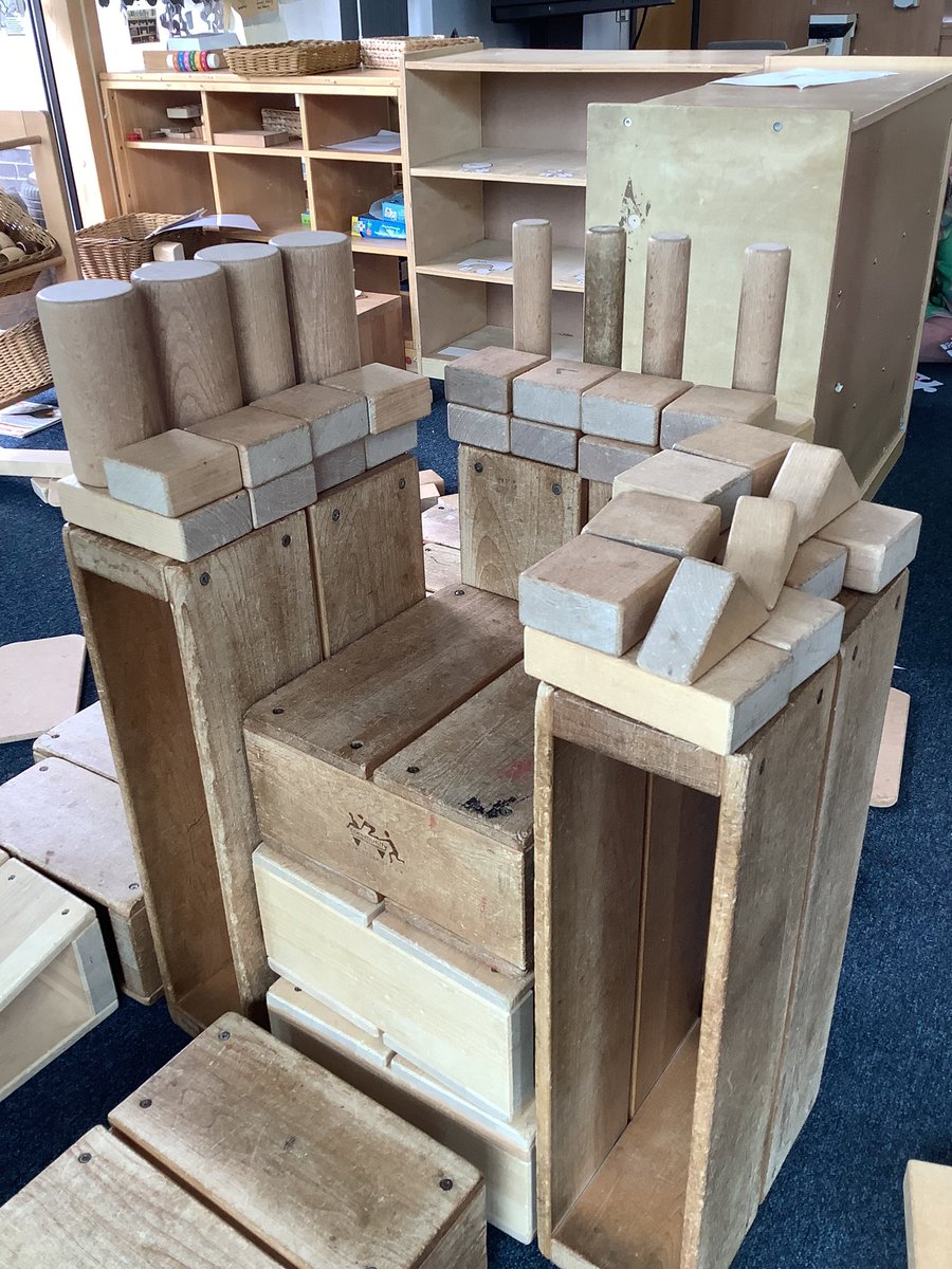 “A throne for a king” 👑 

When the block play is this packed with patterning and symmetry sometimes you just have to stand and admire it for a while. #blocksrock