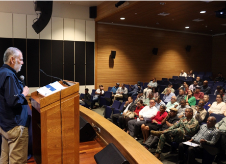 Nos reunimos con parte de ambientalistas de Bani, para crear el co-manejo de Las Dunas . Hemos invitado a @miguelfranjul, del @ListinDiario, a que se integre a este consejo y a un recorrido de inspección para que de manera conjunta valoremos objetivamente la situación.