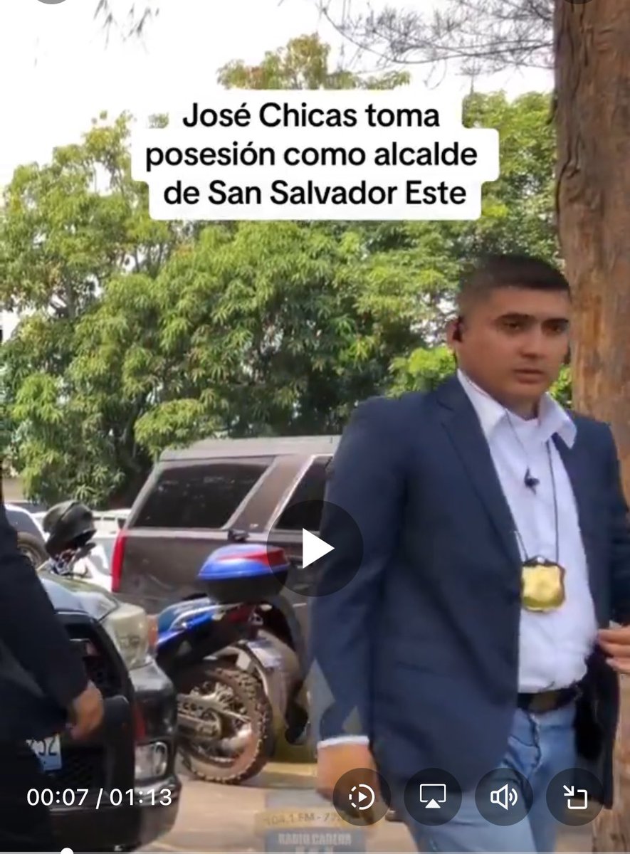 Y  la placa que porta este joven que andaba coordinando la seguridad del alcalde de Ilopabgo es de @PNCSV o no ?