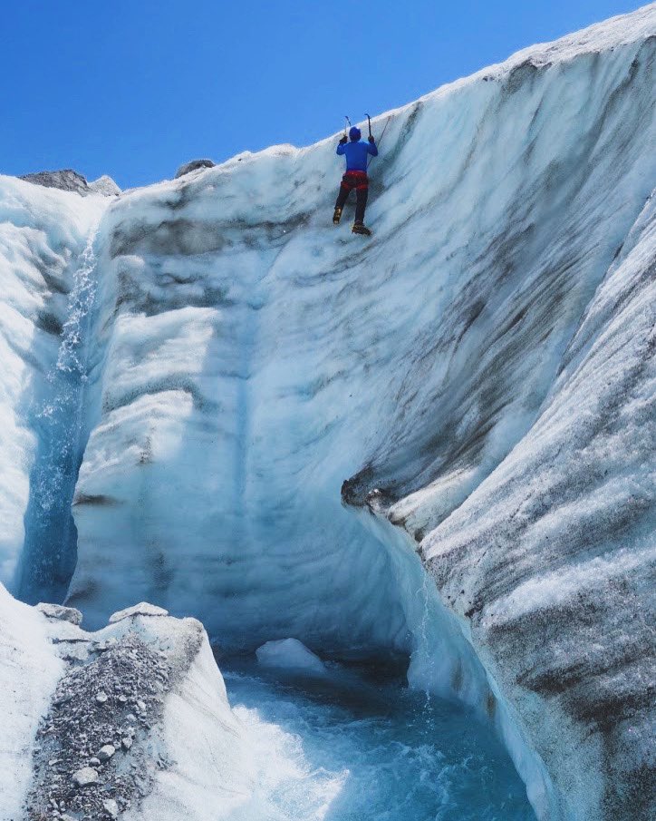 ICE 🧊 solid | liquid | gas 🏔️🎒❄️⛏️😎🇫🇷 Climbing in a moulin, glacial meltwater sinkhole, on the Mer de Glace. H20 in three states; ice, water, perspiration! This simultaneous coexistence that makes ice climbing so awesome. 〽️ icicle-mountaineering.ltd.uk/alpine%2Bintro… #merdeglace #chamonix