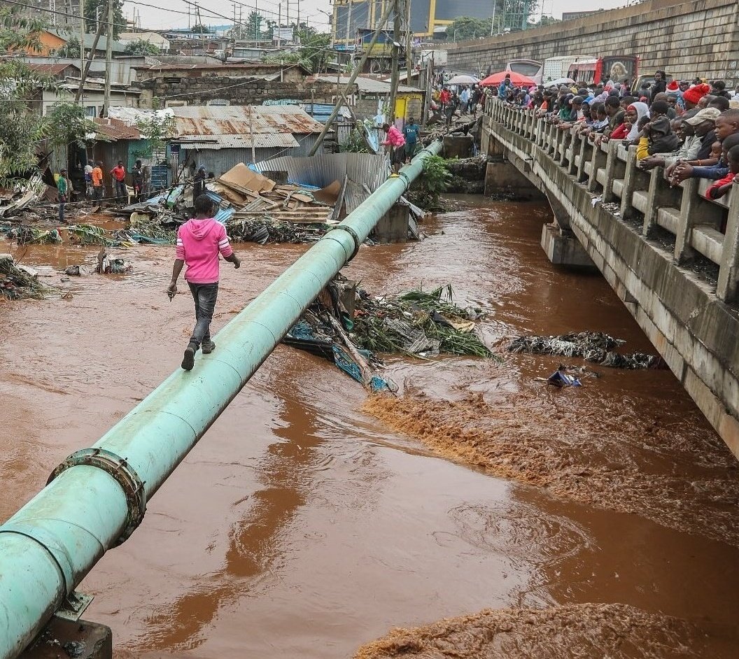 Do we blame flood or this gentleman who tries to cross an over flooded river without proper protection and guidance ??? 👇😫