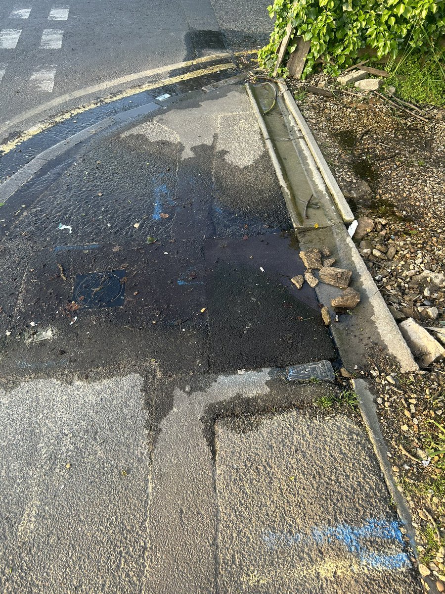 Well @anglianwater, you might well #LoveEveryDrop but this leak on the corner of Melrose Drive & London Road has been wasting water for a long time.
What’s to be done here?