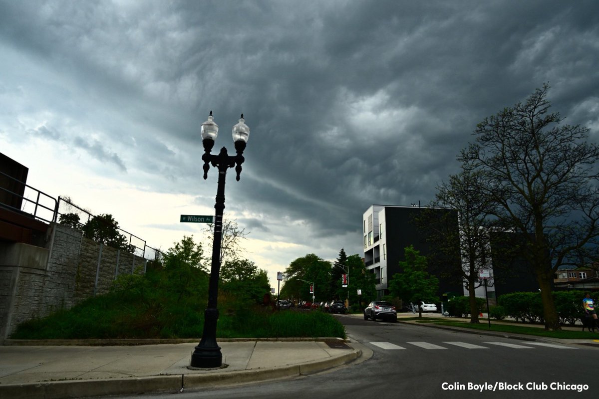 The skies were looking dramatic over Chicago a few minutes ago #ILWX