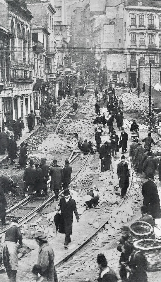 Putting in the tramway in Beyoğlu, İstanbul, 1913