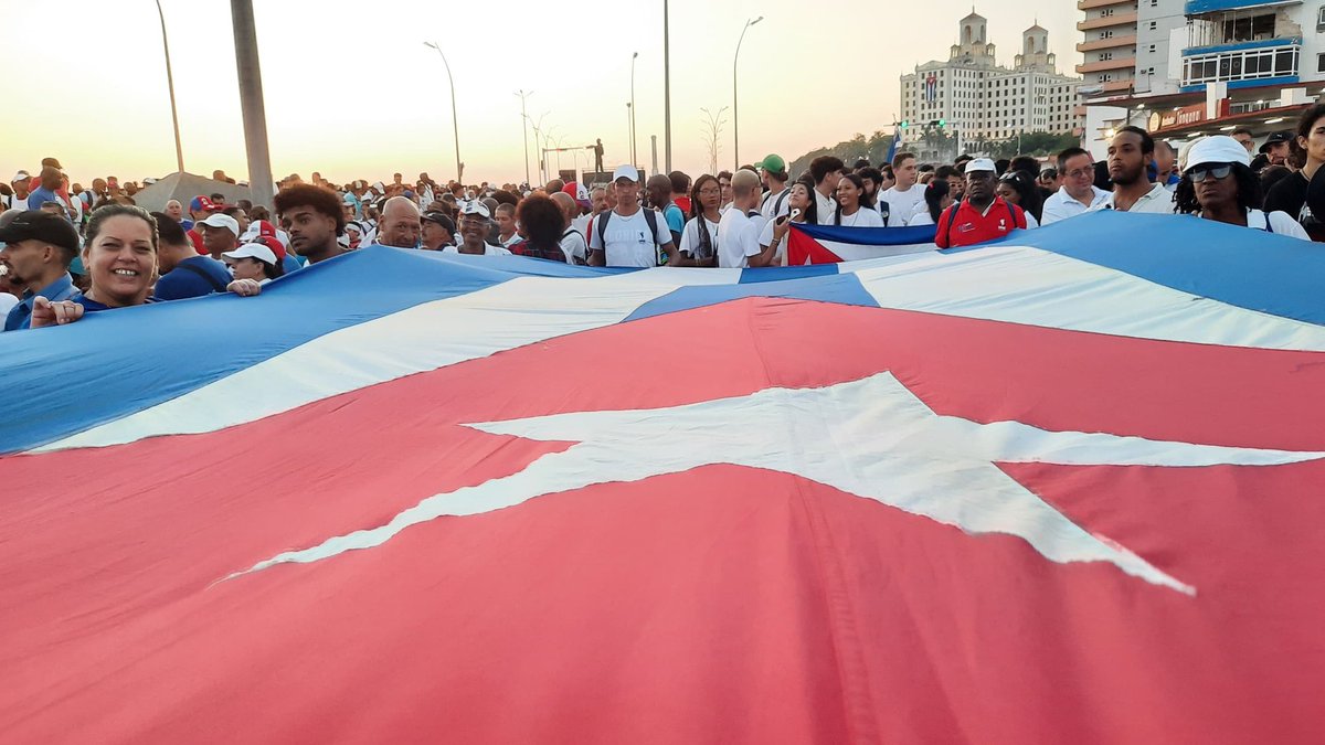 🚩 La Patria convocó y el paso firme de nuestros estudiantes y trabajadores constituyó expresión inequívoca de respaldo a la Revolución en la celebración de #1Mayo. Detalles en 👉uci.cu/universidad/no… #SomosUCI #JuntosPorCubaCreamos @CubaMES @sntecd_UCI @roberton_cubano