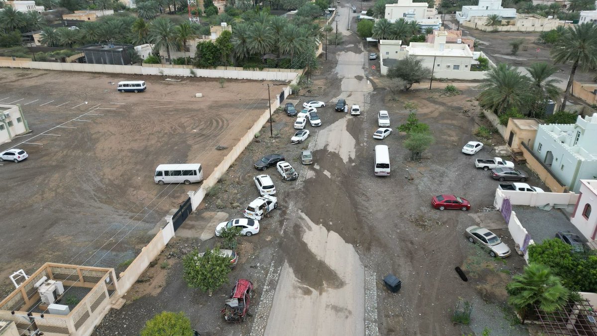 لقد توجهن هؤلاء المعلمات الى معظم الجهات للنظر في موضوع خسارة السيارات التي ذهبت في منخفض المطير وهن مجبرات دون تدخل منهن والردود كانت بالتسويف والتمني من الجميع وان الموضوع رفع ولكن الى اين لا احد يعلم ما اضطرهن الى رفع ندائهن الى ام الوطن والخير  #نداء_للسيده_الجليله