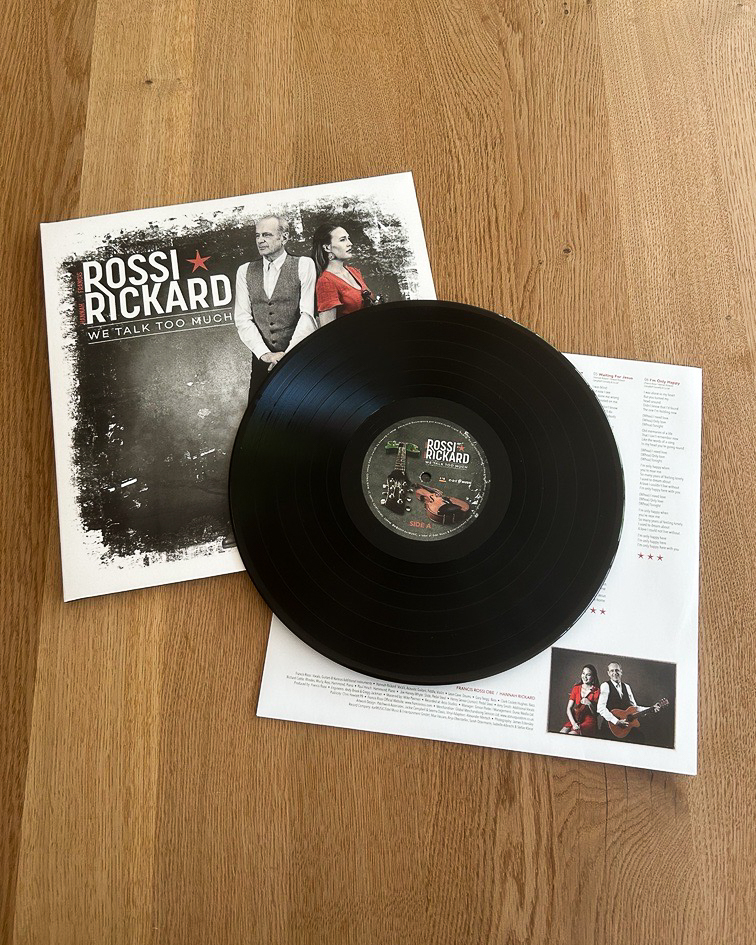 The album 'We Talk Too Much' by Status Quo founder @frossiofficial and Vocalist Hannah Rickard is now available for the very first time on vinyl!
Order here: rossirickard.lnk.to/wetalktoomuch-…

#FrancisRossi #HannahRickard #WeTalkTooMuch #vinyl