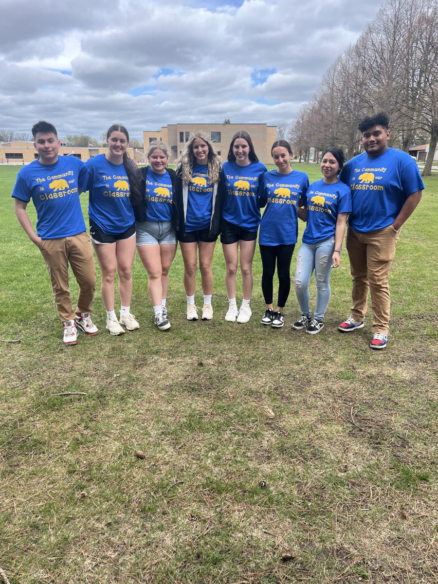 These outstanding Spanish students provided classroom support to Eisenhower Elementary yesterday for #LendAPaw, a multilingual school in Green Bay. Our #BonduelBears put their Spanish speaking to the test, interacting with everyone. Ellos hicieron excelente! #BearsCan give back.