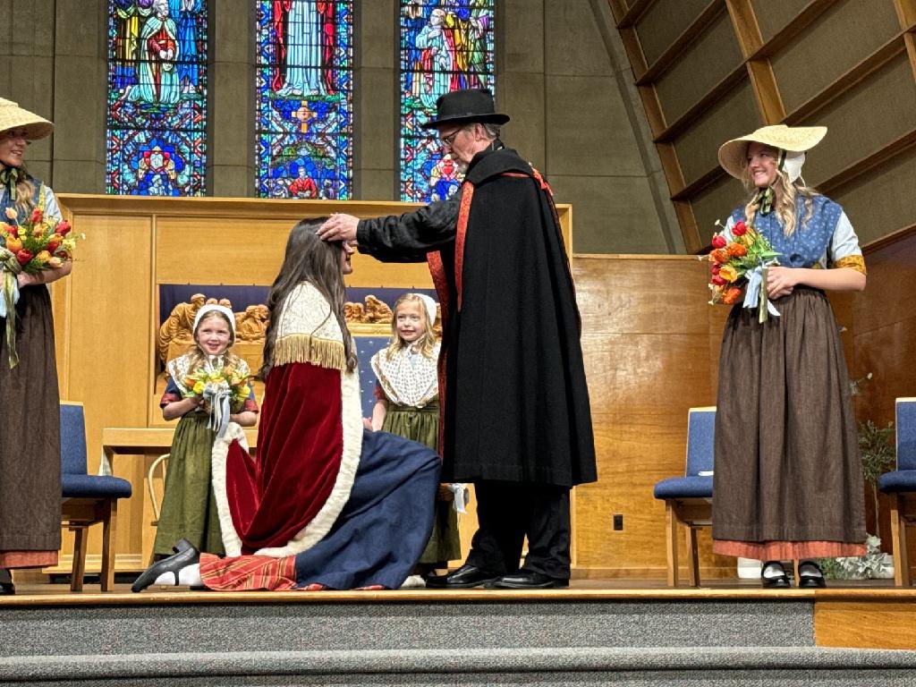 Congratulations to our 2024 Tulip Queen Mia Andringa! She has been officially crowned and started her reign over this weekend’s festivities!👑🌷