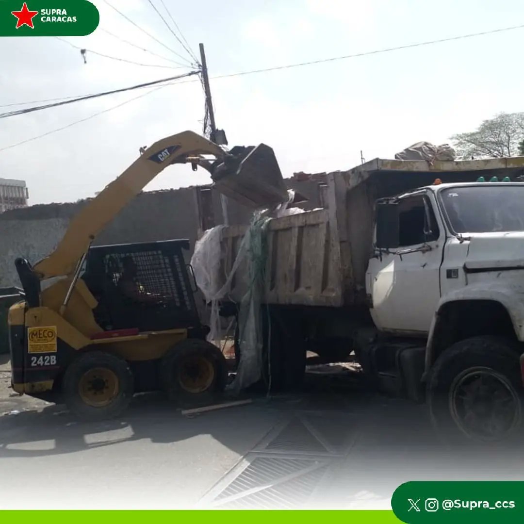 🚛✨Supra Caracas realiza la recolección de desechos sólidos, utilizando maquinaria especializada. Con esto, agilizamos el proceso de limpieza y contribuimos a hacer de Caracas, un lugar más sostenible. @gestionperfecta @AlcaldiaDCcs #BidenLevantaLasSancionesYa