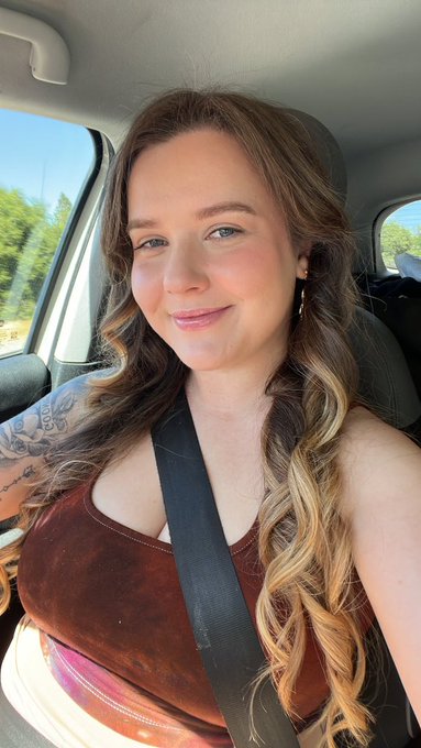 Sat next to Gavin Newsoms wife during my blowout this morning https://t.co/rolLapCfNF